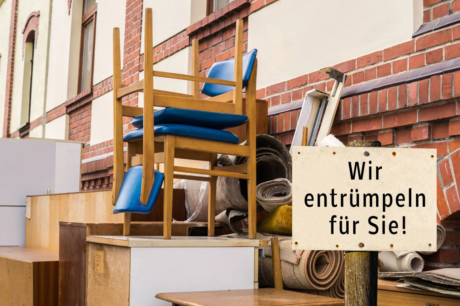 Keller mit Möbeln und Gegenständen vor einer Entrümpelung