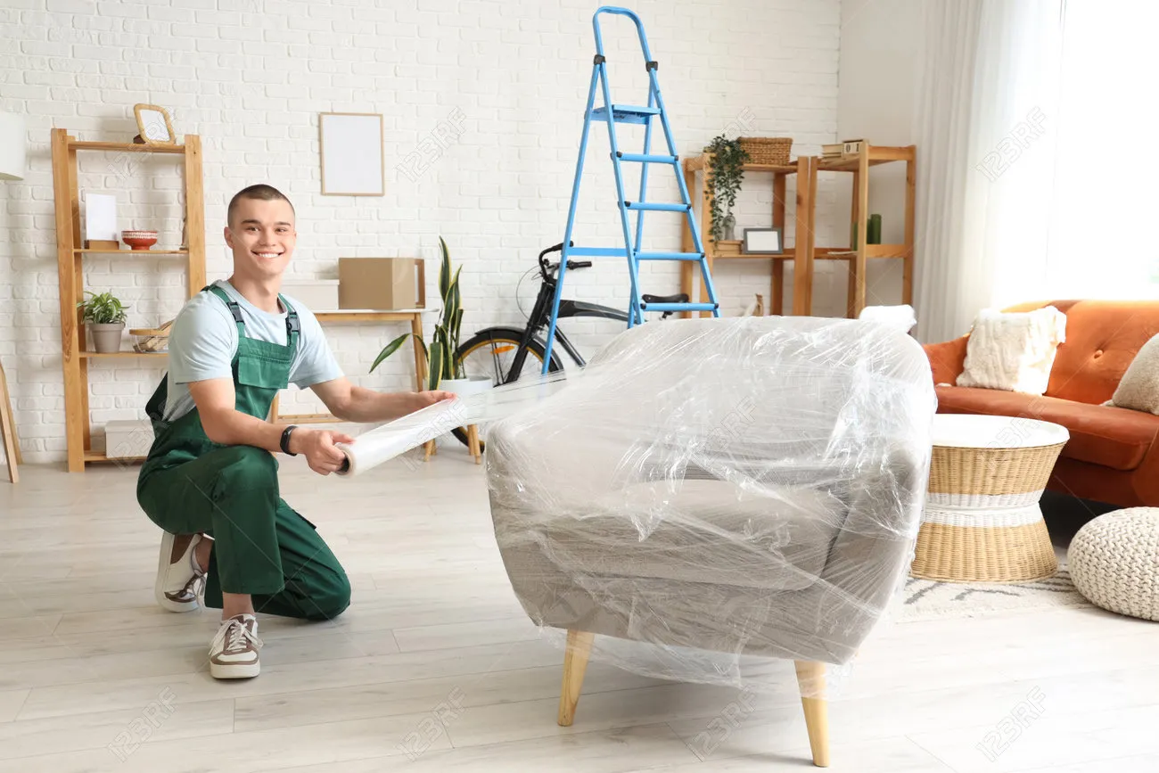 Sessel wird vor der Einlagerung in Folie verpackt