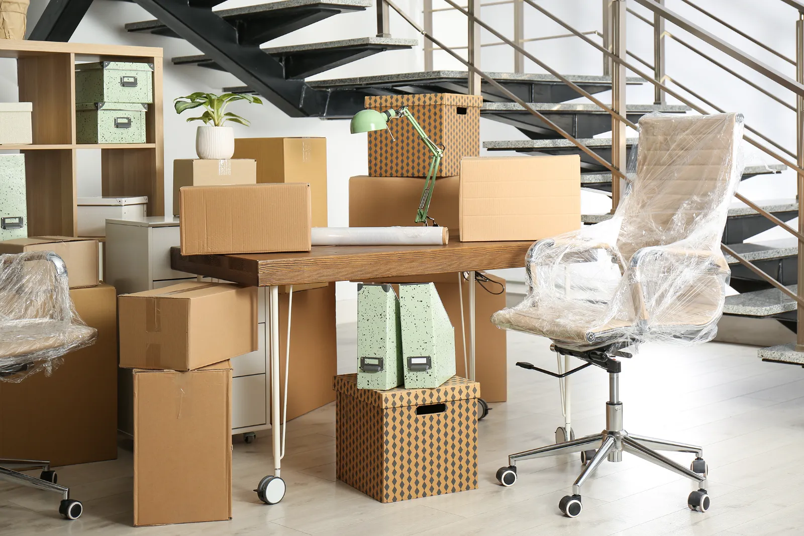 Verpackte Büromöbel und Umzugskartons für einen Firmenumzug